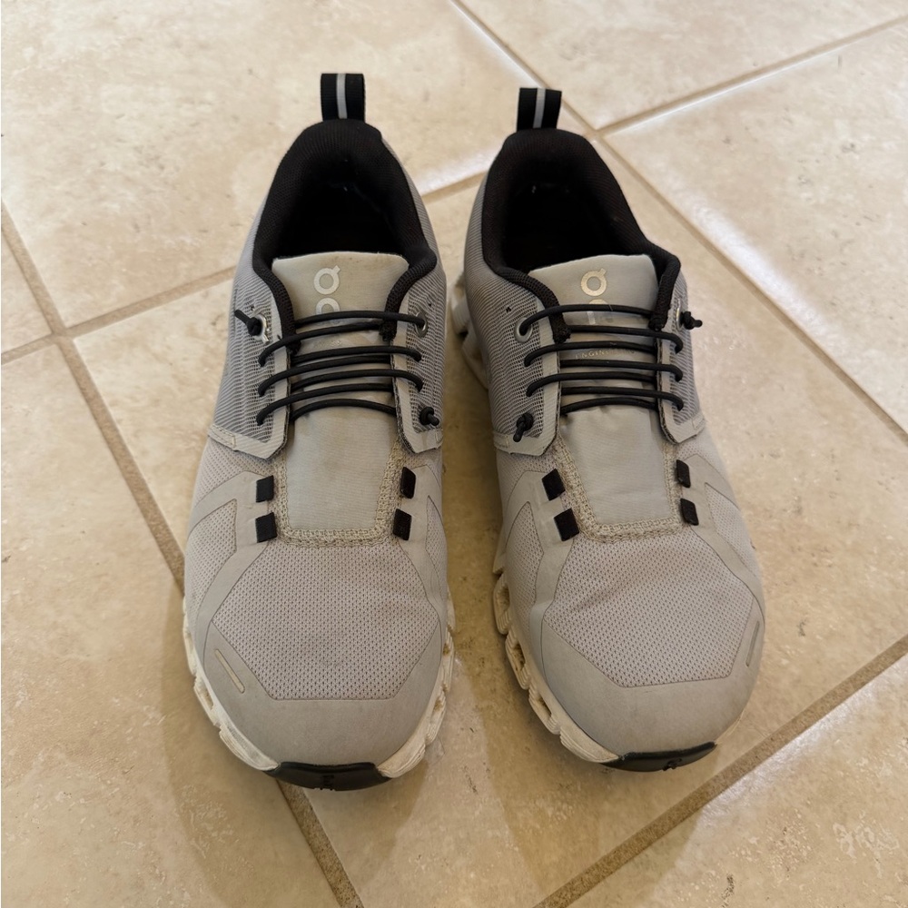 On Cloud 5 Waterproof shoes in Glacier & White
